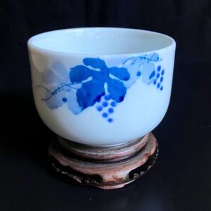 Blue&White Grapes Designed Chinese Cup with Wooden Stand